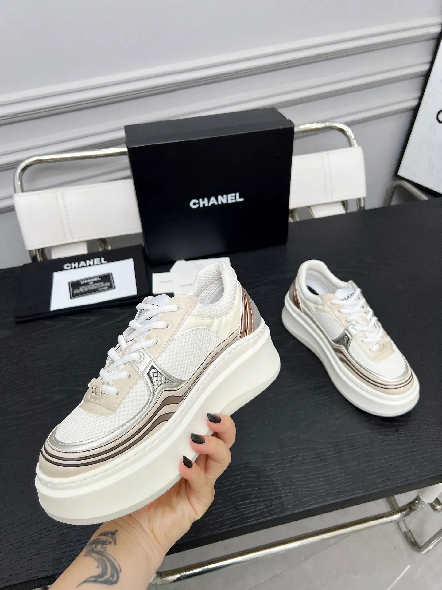 💕💕Factory direct selling price p640💕💕 chanel 2025 resort series latest casual sports shoes silver white, gold white, silver gray, black and red! Incomparably beautiful and easy to wear, very light, the lining is also super soft, super comfortable, the upper is breathable, the color is high-end and durable, versatile. Upper: cowhide and cloth stitching. Inner: breathable mesh. Original foam combination outsole. Size: 35-40.